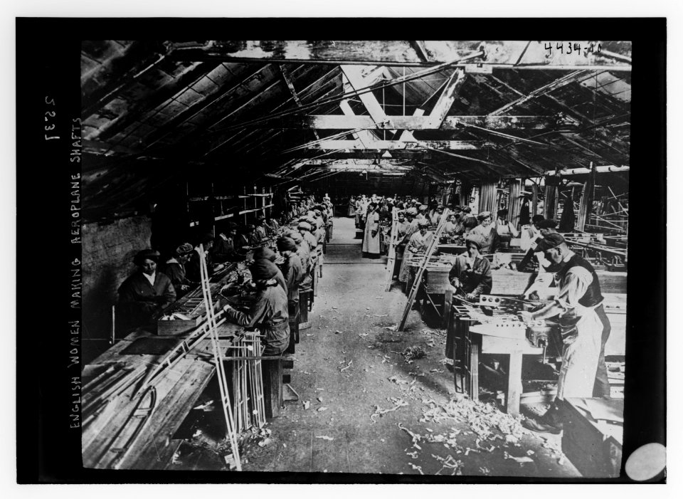 English women making aeroplane (i.e. aeroplane) shafts LCCN2014706012