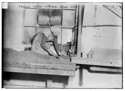 English women sifting steel grit LCCN2014704514