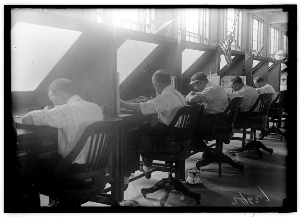 ENGRAVING AND PRINTING, BUREAU OF TREASURY DEPARTMENT. MEN AT WORK LCCN2016869455