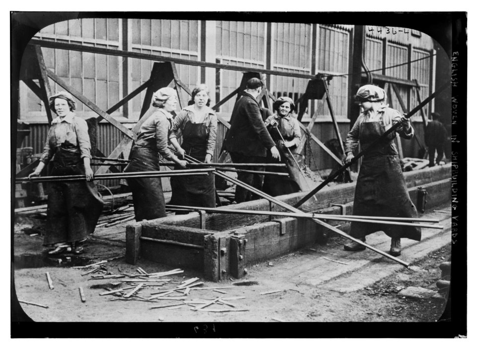 English women in shipbuilding yards LCCN2014706017