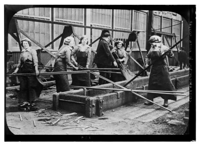 English women in shipbuilding yards LCCN2014706017