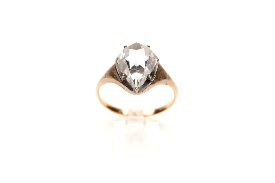 Enkel ring av guld med stor droppformig rosensten i klofattning - Skoklosters slott - 92276