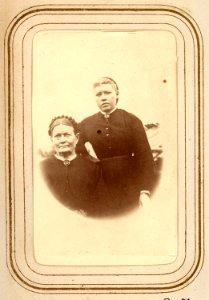 Enkan Westerlund, med Dotter. Jockmock. Lotten von Düben 1868 - Nordiska Museet - NMA.0033088 1