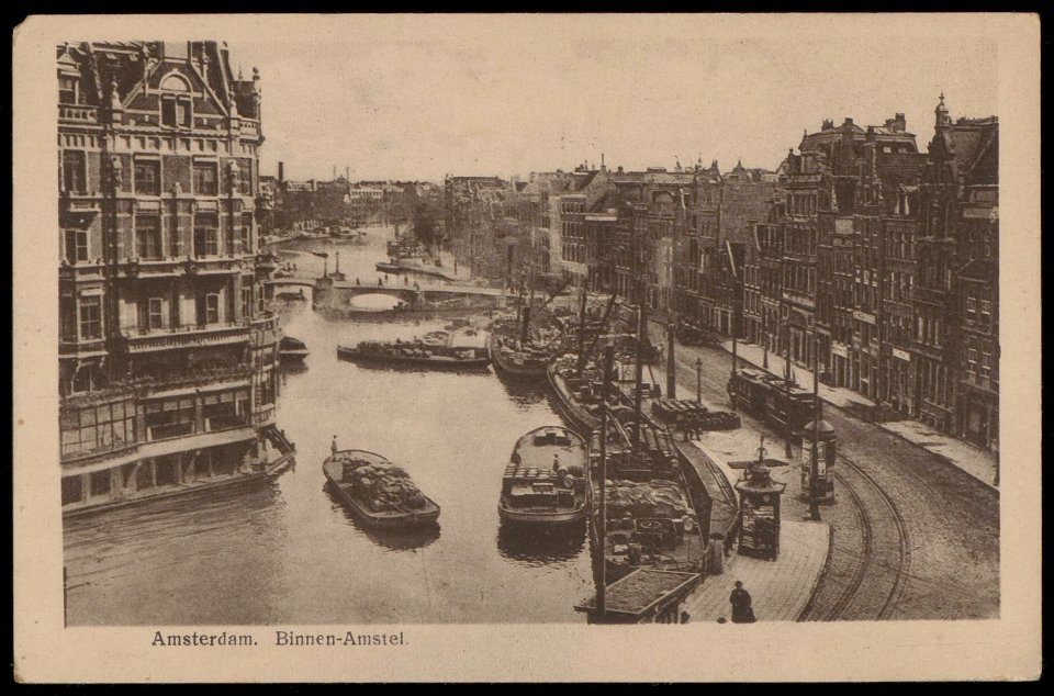 Enkele binnenvaartschepen in de Binnen Amstel gezien naar het zuiden met rechts de Amstel en links de achterzijde van de Nieuwe Doelenstraat, Afb PBKD00244000009