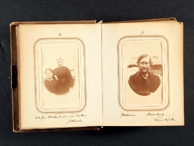 Enkan Westerlund, med Dotter. Jockmock. Lotten von Düben 1868 - Nordiska Museet - NMA.0033088 2 photo