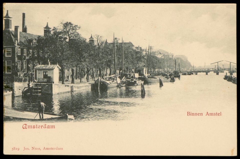 Enkele schepen in de Binnen Amstel tussen de Nieuwe Herengracht en de Magere Brug. Uitgave Jos Nuss, Amsterdam, Afb PBKD00250000028
