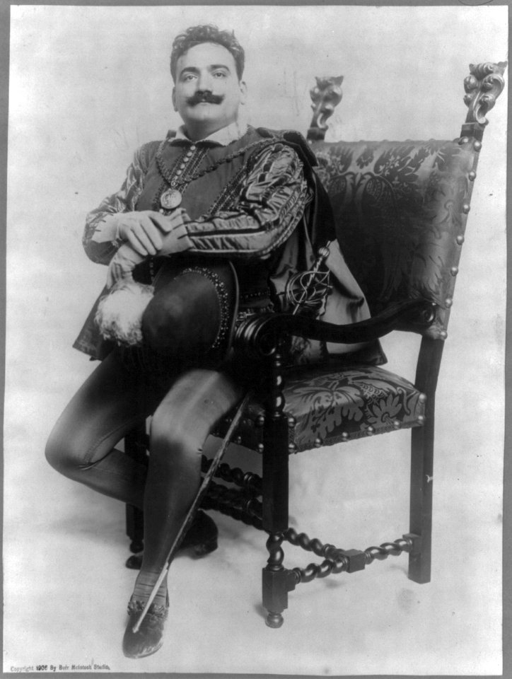Enrico Caruso, 1873-1921, full-length portrait, seated, facing left LCCN2005689669