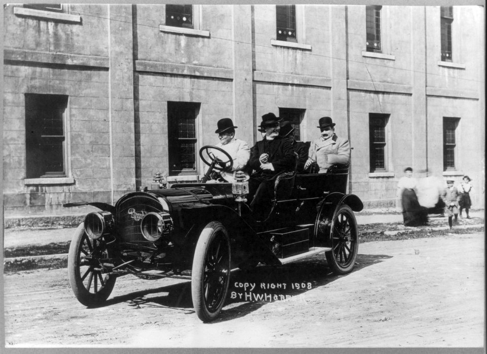 Enrico Caruso, 1873-1921, half-length portrait, seated in automobile, facing left, with 4 other men LCCN2005680285