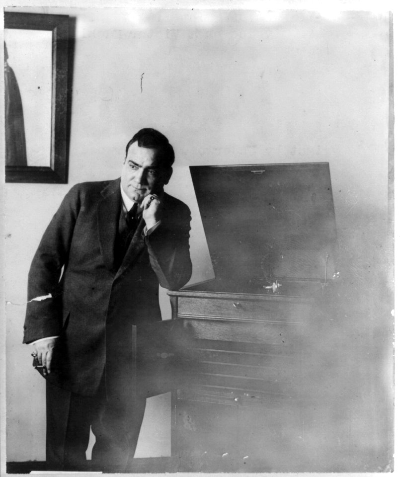 Enrico Caruso, 1873-1921, three-quarter length portrait, standing, facing left, listening to his own voice on a Victor machine LCCN2005680281