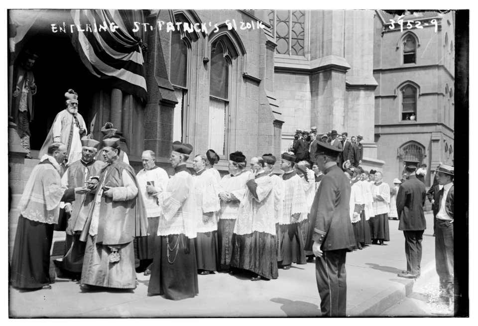 Entering St. Patrick's LCCN2014702498