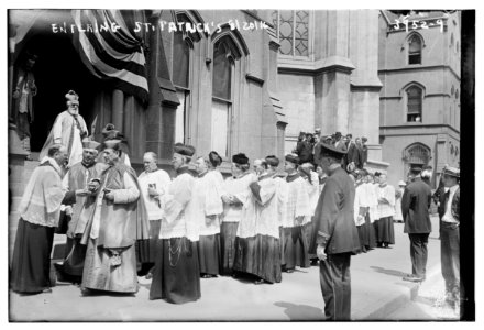 Entering St. Patrick's LCCN2014702498