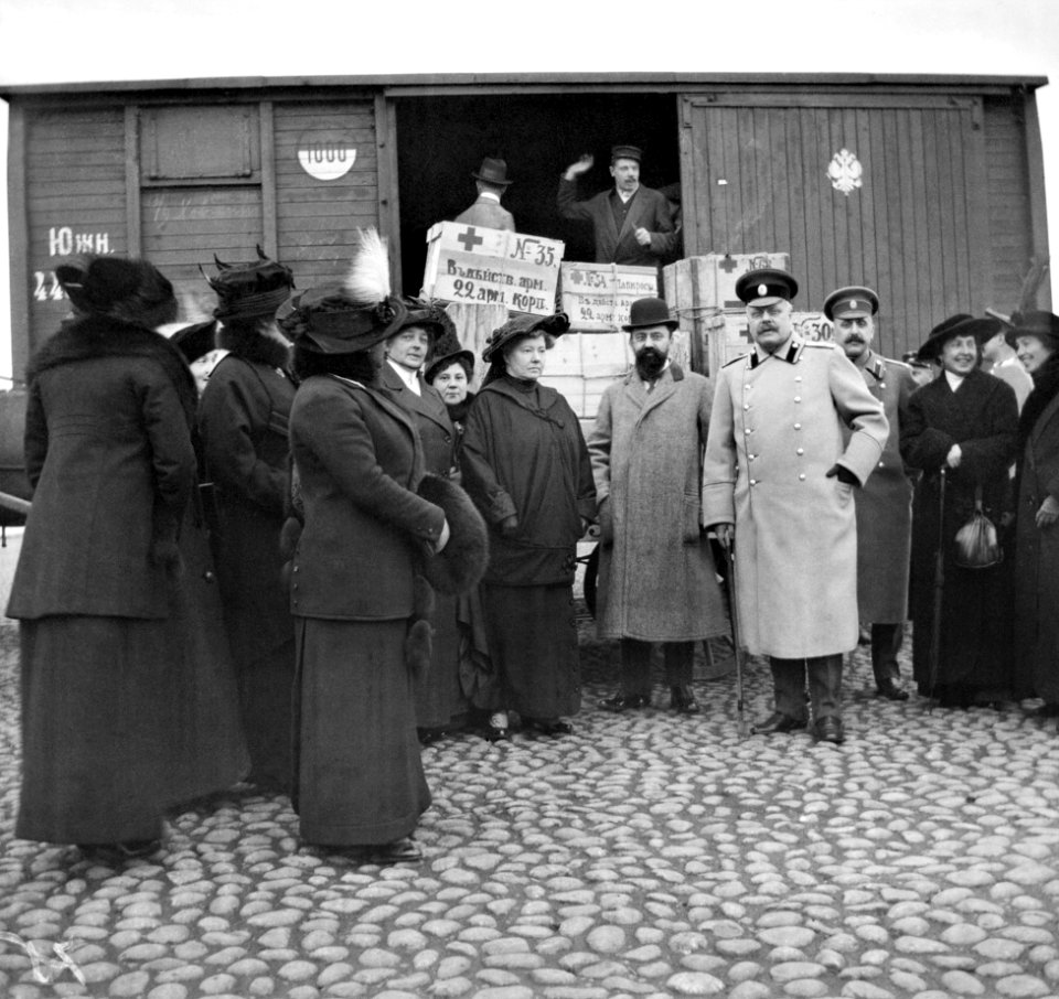Ensimmäinen maailmansota.Lääketarpeiden ym. kuljetusta sotaan - N2161 (hkm.HKMS000005-000001kh)