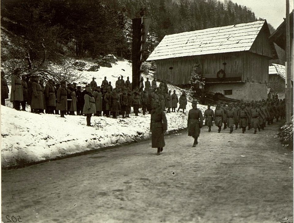 Enthüllung des Gedenksteines für Feldmarschallleutnant Karl Schneider Freiherr von Arno, Defilierung der Truppen vor General der Kavallerie Rohr (BildID 15462748)