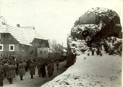 Enthüllung des Gedenksteines für Feldmarschallleutnant Karl Schneider Freiherr von Arno, Defilierung der Truppen vor General der Kavallerie Rohr (BildID 15462762)