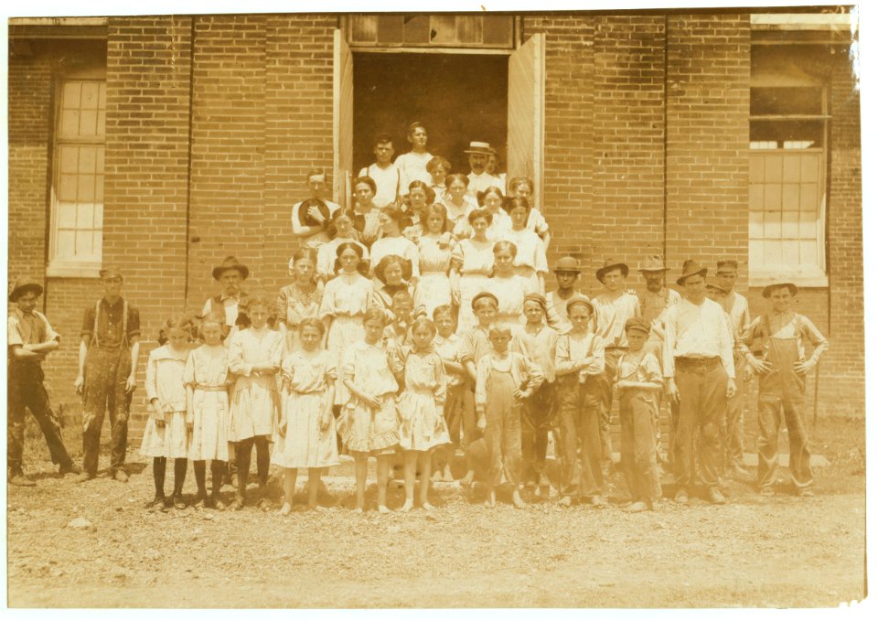 Entire force at the Yazoo City (Miss.) Yarn Mills. Posed by the Supt. Note the proportion of youngsters, all workers. LOC nclc.02102