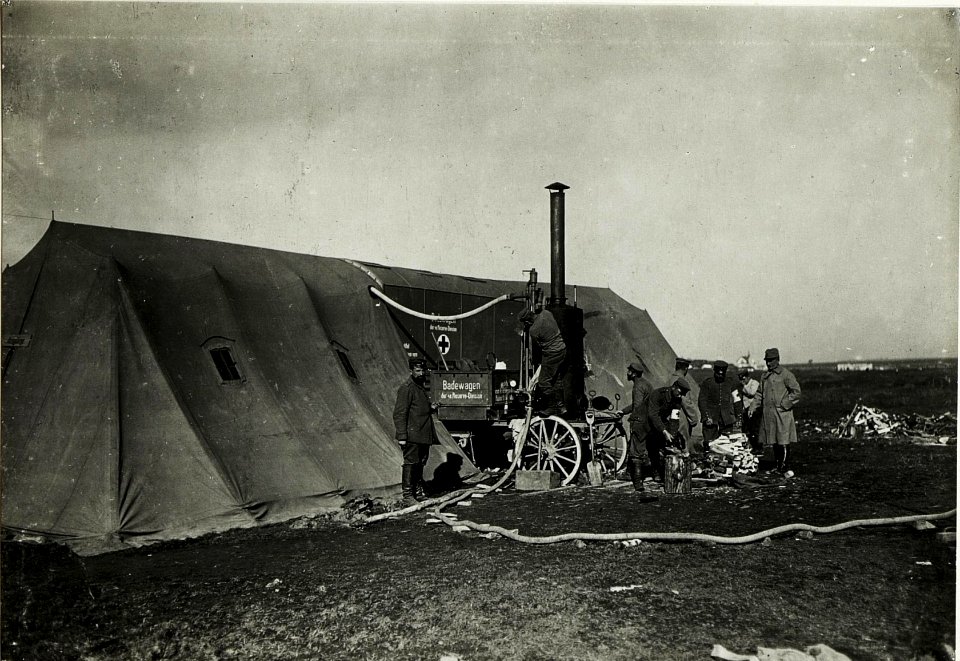 Entlausungsanstalt bei Plotycza.Der Badewagen (BildID 15432770)