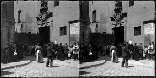 Entrada a l'església de l'Hospital de la Santa Creu amb gent al voltant