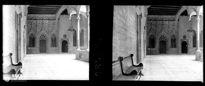 Entrada a la capella de Sant Jordi al palau de la Generalitat de Catalunya