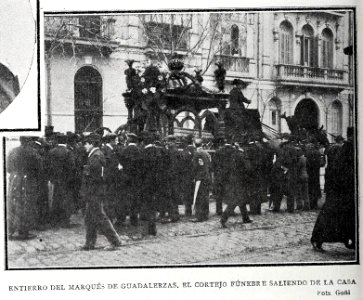 Entierro del marqués de Guadalerzas. El cortejo fúnebre saliendo de la casa. Fot. Goñi