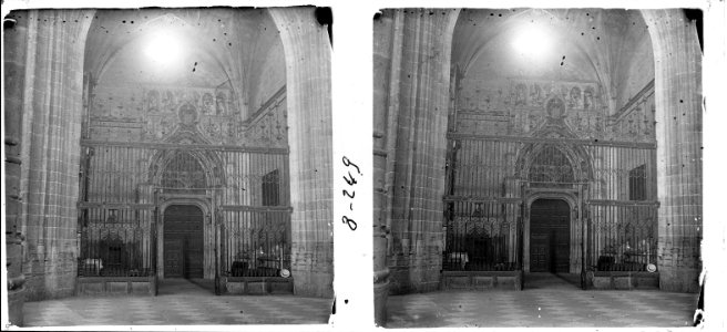 Entrada als claustres de la catedral de Segòvia photo