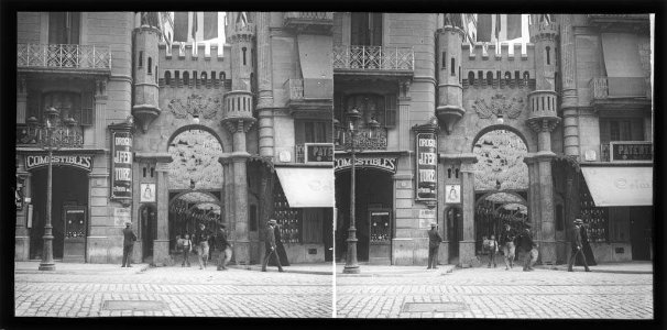 Entrada a la plaça Santa Anna des del Portal de l'Àngel amb el portal engalanat per les festes de la Mercè