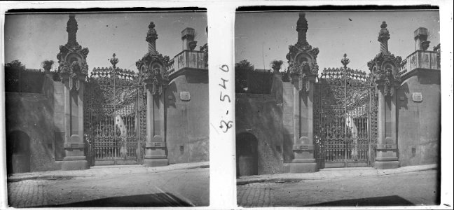 Entrada d ' una finca del barri del Putxet de Barcelona