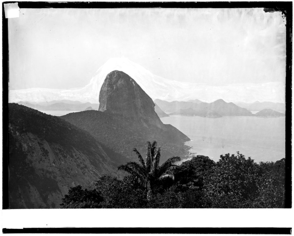 Entrada da Baía de Guanabara, ao fundo o Pão de Açúcar - 1
