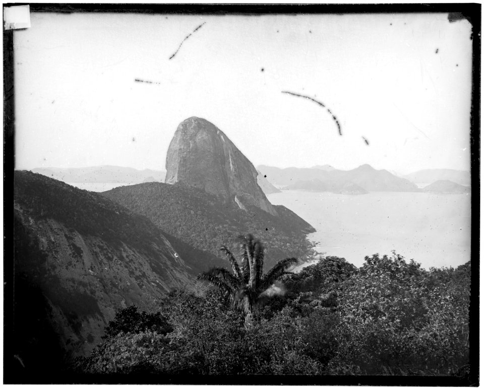 Entrada da Baía de Guanabara, ao fundo o Pão de Açúcar - 2