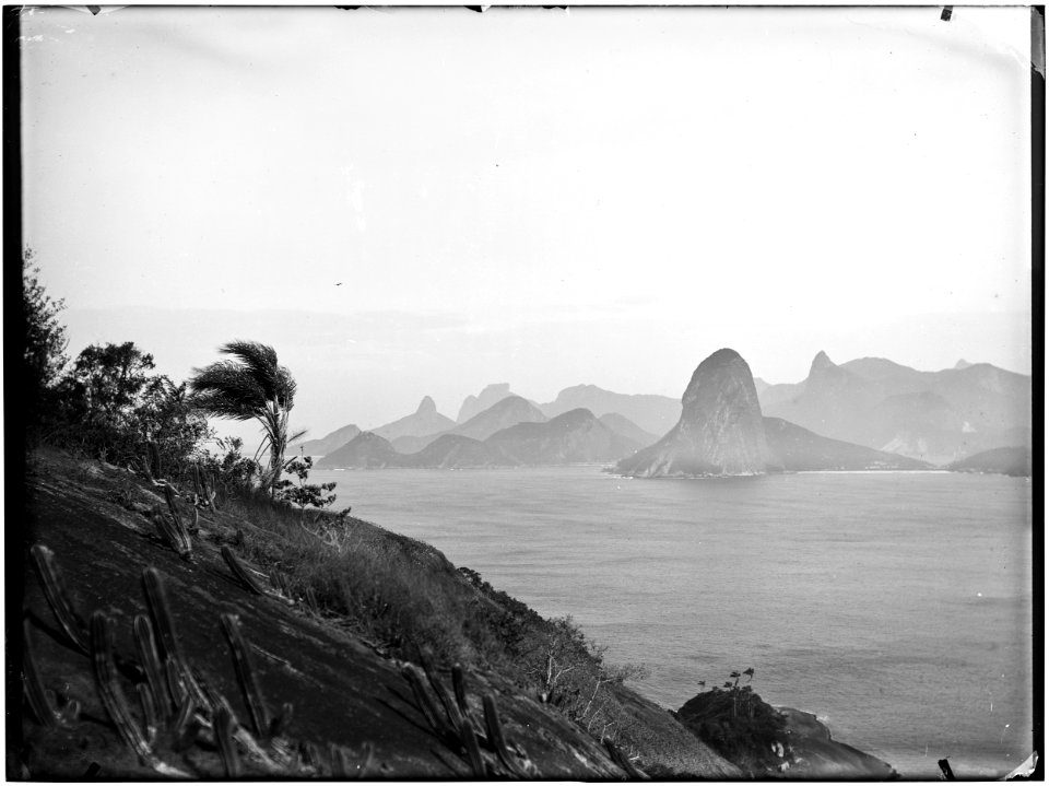 Entrada da Baía de Guanabara, ao fundo o Pão de Açúcar - 6