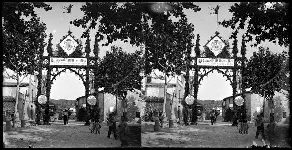 Entrada del poble decorada amb un arc de benvinguda al bisbe de Vic per a la processó i gent (AFCEC BORDAS D 3696)