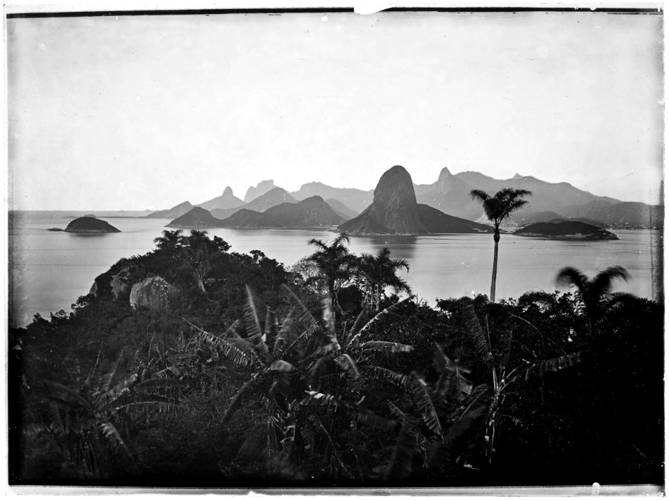 Entrada da Baía de Guanabara vista a partir de Niterói., ao fundo o Pão de Açúcar