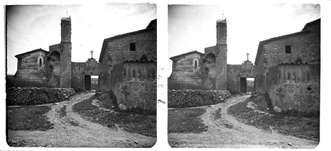 Entrada de l'església de l'hospital de Cervelló a contrallum