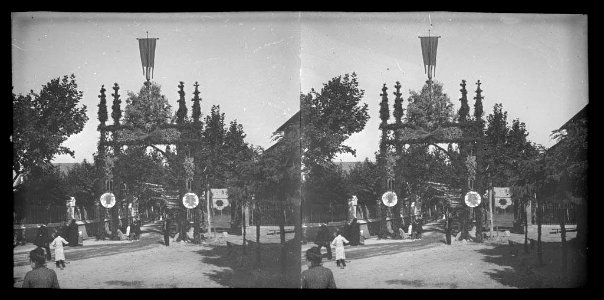 Entrada del poble decorada amb un arc de benvinguda al bisbe de Vic per a la processó