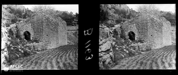Entrada en ruïnes a l'església vella del castell de Prenafeta