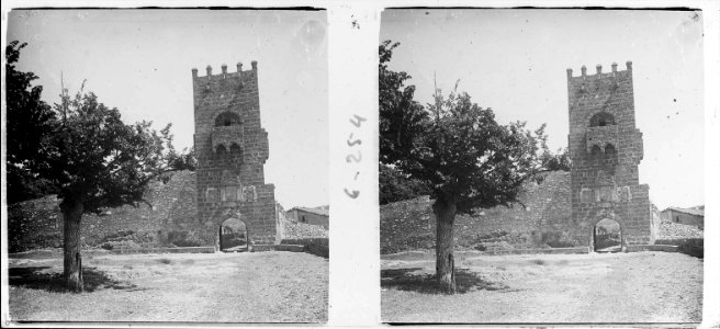 Entrada i torre de defensa del Monasterio de Piedra