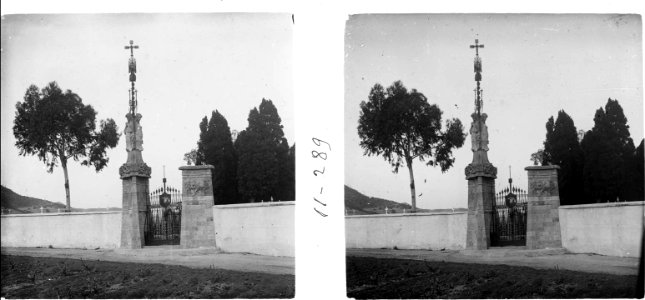 Entrada i creu del cementiri de Vilassar de Mar