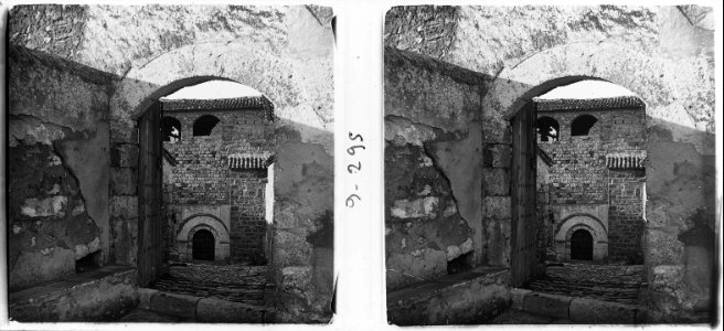 Entrada lateral de l'església de Santa María de Sant Quintí de Mediona