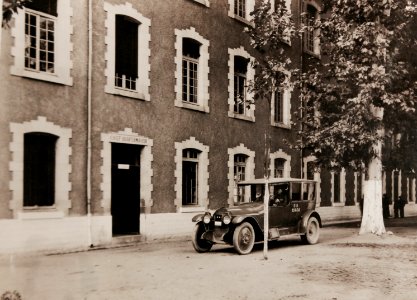 Entrance to the File-Chief Quartermaster's office, Caserne Baraguey D’Hilliers, Tours, France, 1918 (28170026743) photo