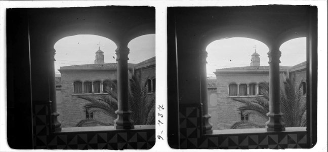 Entre la galeria a la casa de l ' Ardiaca