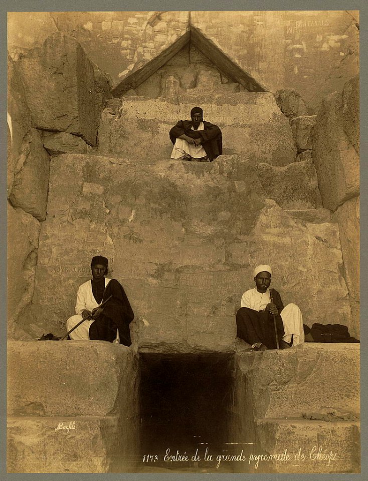 Entrée de la grande pyramide de Chéops - Bonfils. LCCN2004666759