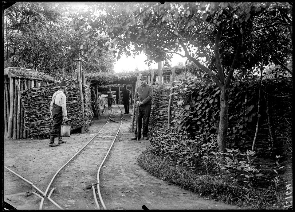Entrée de la batterie n° 113 à Montigny-lès-Cormeilles ; au sol, un aiguillage de voies ferroviaires étroites dites 'voies de 60', août 1915