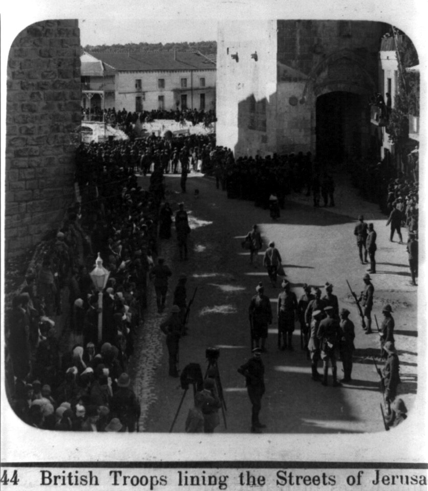 Entry of Field Marshall Allenby, Jerusalem, Dec. 11th, 1917. British troops lining the streets of Jerusalem LCCN2002711299