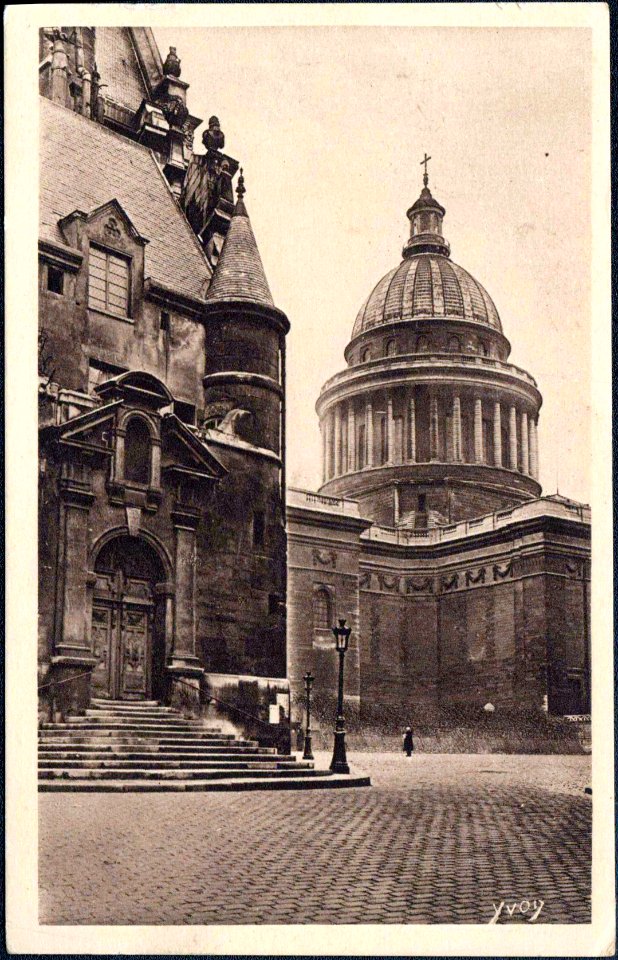 Entrée latérale de lÉglise St-Etienne-du-Mont et Dome du Panthéon