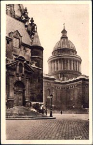 Entrée latérale de lÉglise St-Etienne-du-Mont et Dome du Panthéon