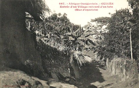 Entrée d'un village entouré d'un tata (Guinée)
