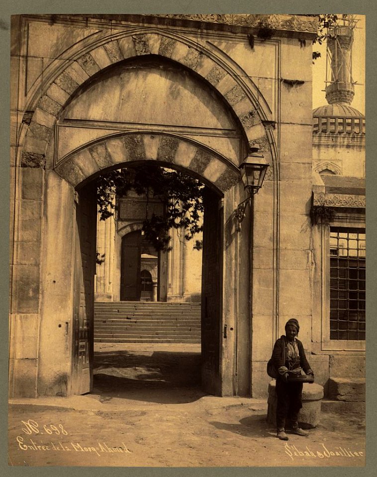 Entrée de la Mosquée Ahmed - Sébah & Joaillier. LCCN2003688206