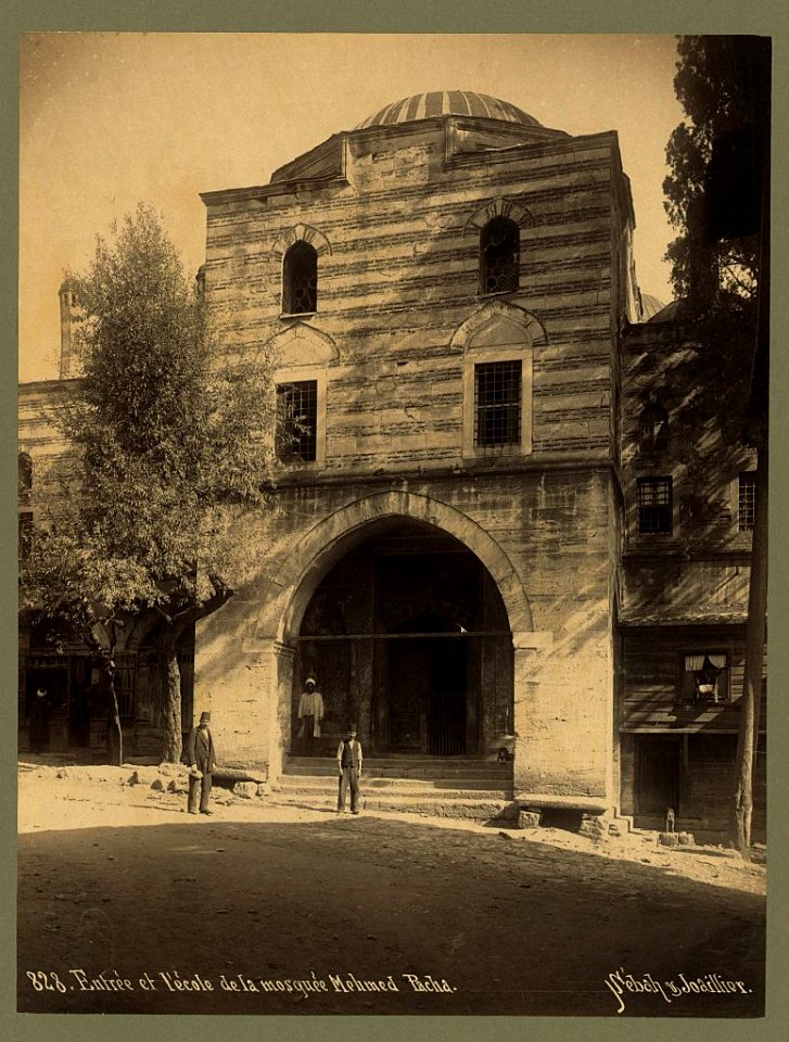 Entrée et l'école de la Mosquée Mehmed Pacha - Sébah & Joaillier. LCCN2003688277