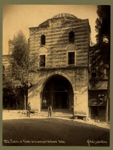 Entrée et l'école de la Mosquée Mehmed Pacha - Sébah & Joaillier. LCCN2003688277