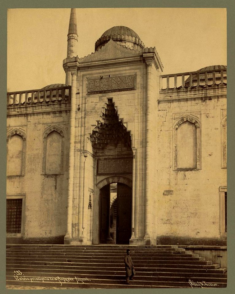 Entrée principale de la Mosquée Ahmed - Sébah & Joaillier. LCCN2003688294