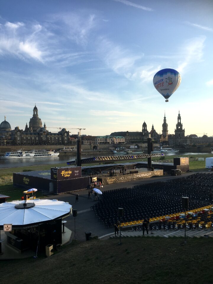 Open air stage balloon